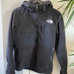Svart fleecejacka från The North Face - Säljer en svart fleecejacka från The North Face eftersom den blivit för liten för mig..jackan är använd men inga skador eller liknande,går säkert att hitta nått litet tecken på användning men skulle säga att skicket e 9/10, det är storlek 16-år så skulle säga att den passar personer runt 165-170..kan säljas billigare om de går snabbt o smidigt 