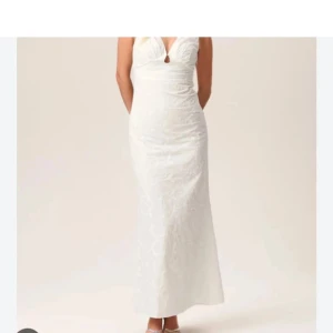 Adoore klänning - Säljer denna vita adoore klänning i storlek 34, klänningen är helt ny med alla lappar kvar, säljes pågrund av att jag köpte fel storlek. Bilderna är lånade, egna bilder kan fås. Pris går att diskutera. 