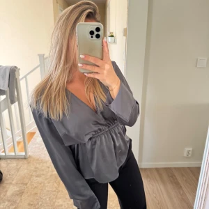 Blus - Säljer denna då den inte använd, använd en gång 