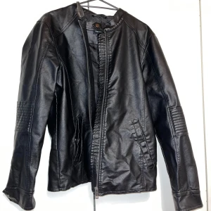 Takki - Miesten ihana musta keinonahkatakki. Uusi ja käyttämätön. Koko M. Kaikai n 52cm, pituus n 69,5cm. Polyuretaani, puuvilla, viskoosi ja polyesteri Kissatalous MMM Mikäli hinta ei miellytä tarjoa rohkeasti Katsothan myös muut ilmoitukseni!!!