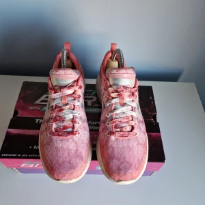 Rosa sneakers från Skechers - Säljer ett par rosa Skechers Burst sneakers med Air-Cooled Memory Foam. Skorna har snörning och en bekväm sula för extra komfort.9 Ny tvättade. 