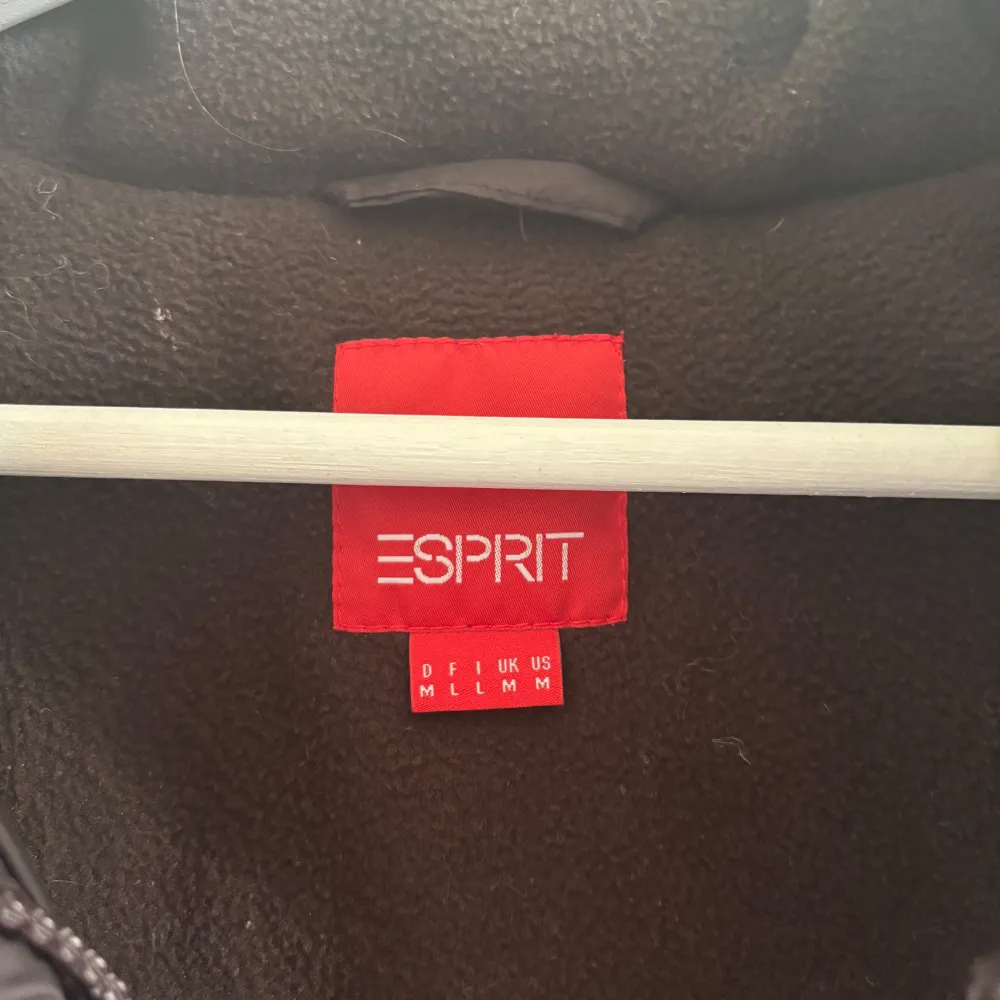 Säljer en snygg brun dunväst från Esprit. Västen har en dragkedja framtill.💓. Takit.