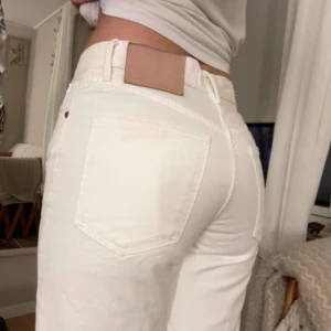 Vita jeans  - Vita jeans från Zara. Jag ör 172cm och de når nästan ned till marken 🌸har inga fläckar eller märken 