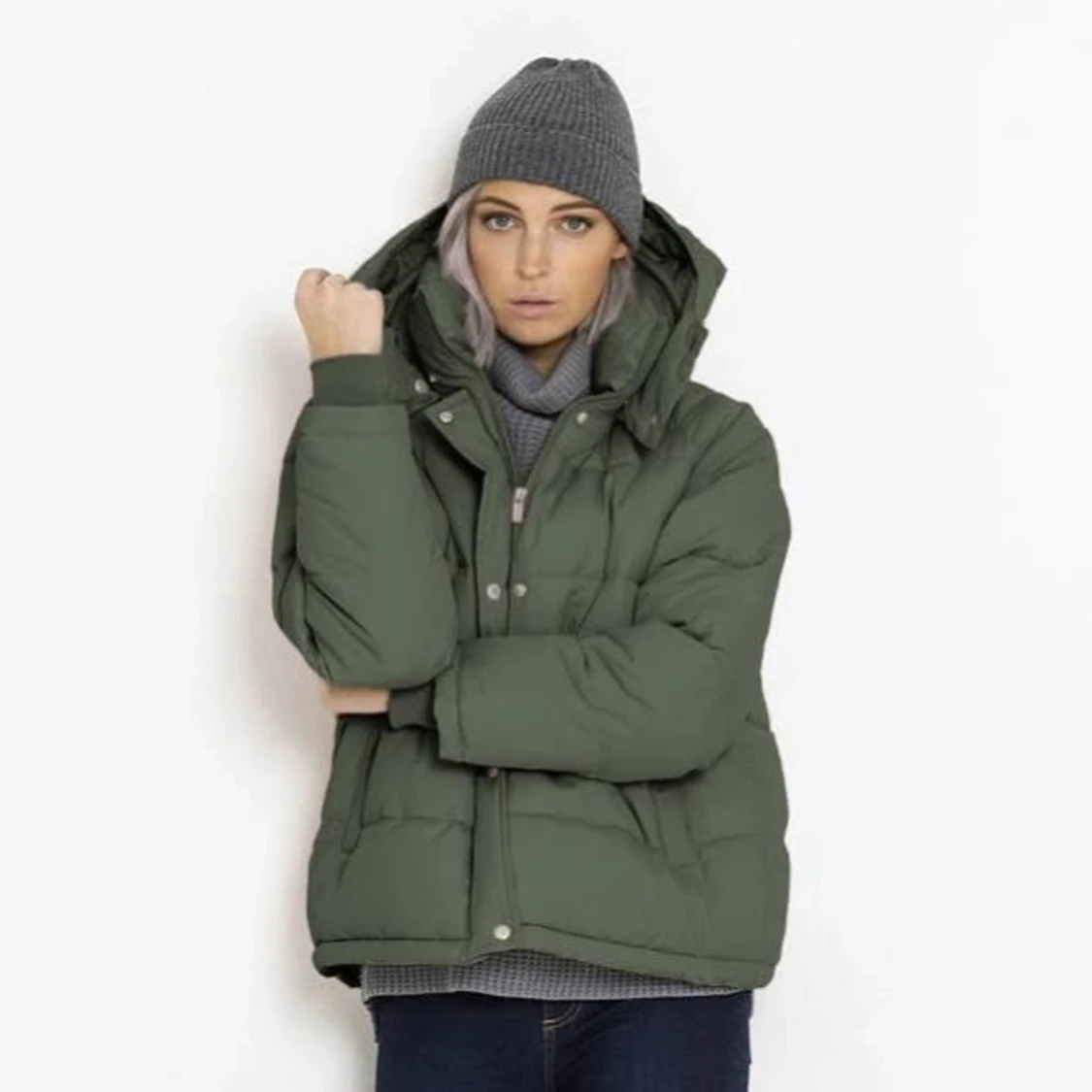 Grön pufferjacka med huva