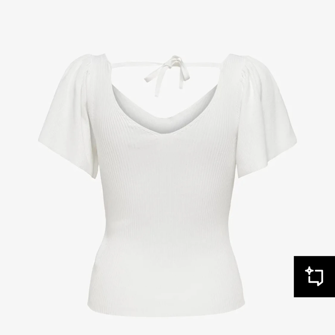 Vit ribbad topp med volangärm