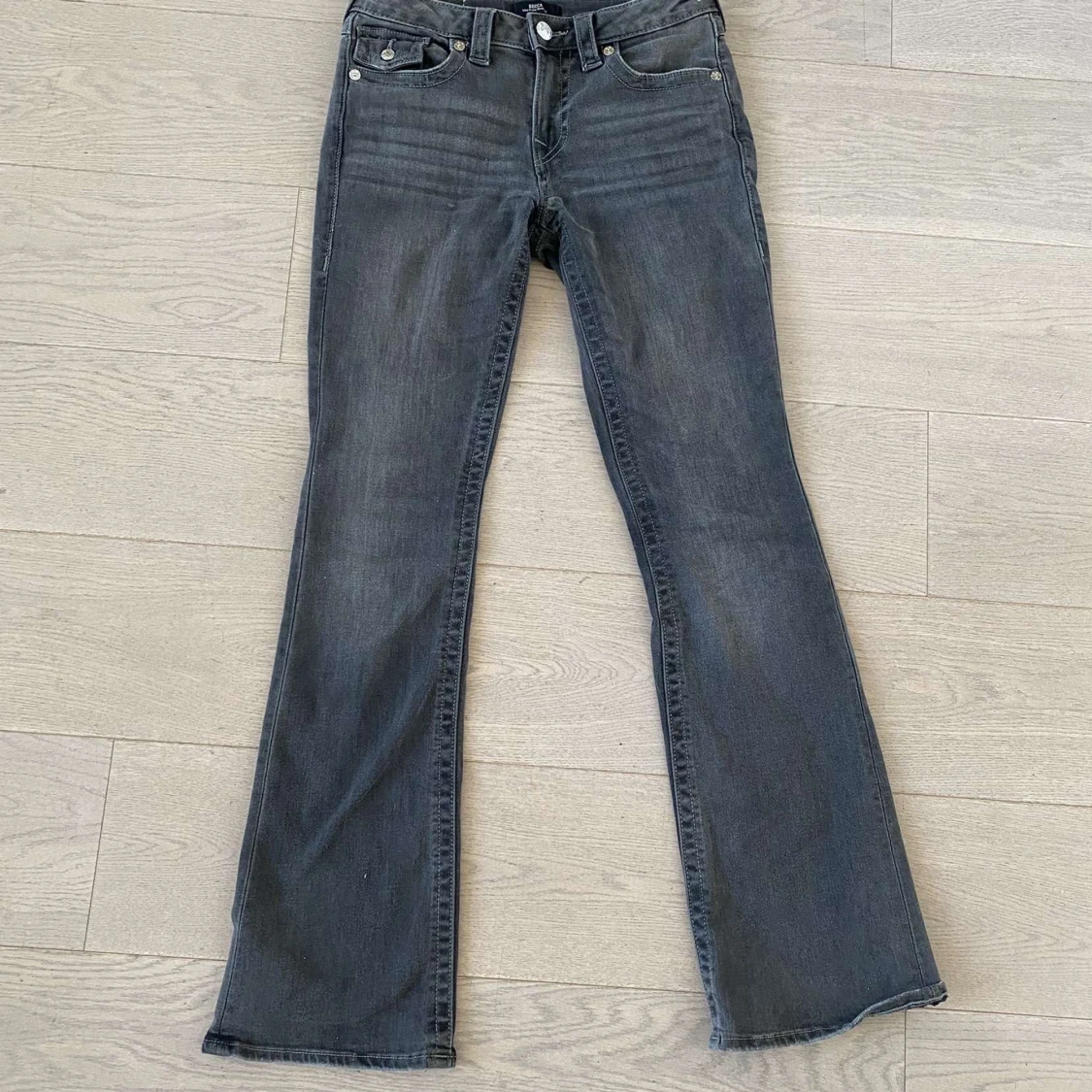 Grå bootcut jeans från true religon  - 2