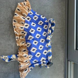 Mönstrad kjol i blått och beige - Selling matching top as well! True to size for small!