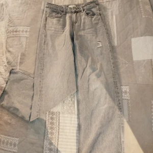 Grå jeans från Gina Tricot. *Pris kan diskuteras* - Snygga grå jeans från Gina Tricot i storlek 152. Jag säljer de pga av att jag har växt ur de. Det är inte andvända mycket och är i väldigt fint skick. 💕