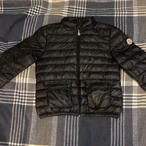 Moncler jacka  -  Tjena allihopa just nu så säljer jag min lillasysters väldigt Coola Moncler jacka som hon har haft otroligt länge. En del defekter tillkommer både några Väldigt små hål Som inte syns särskilt vid användning men också att industri taggen har lossnat efter en tvätt. Det är även lite krångligt att stänga jackan så rekommenderas att dragkedjan byts ut billigt eller så har man bara jackan öppen med knappen. Äkthetsbevis finns genom Vestiaire. Vill nu har flera bilder hör av dig! Byter gärna!!!
