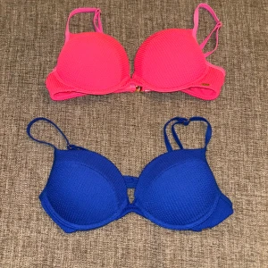 Rosa och blå bikiniöverdel - Två snygga bikiniöverdelar i rosa och blått. Båda har en ribbad textur och justerbara axelband. Perfekta för en dag på stranden eller vid poolen. Säljes tillsammans eller separat.