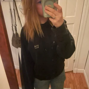 Svart hov1-merch - Säljer en svart hov1-tröja. Tröjan har långa ärmar och en avslappnad passform. Haft den länge men knappt använd.🩷
