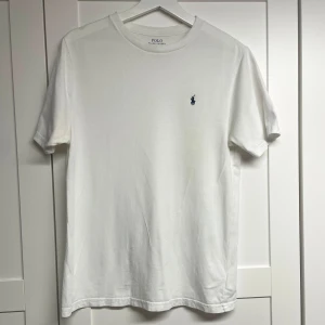 Ralph lauren t-shirt - Storleken är 14-16 som motsvarar en S eller xs. Passar upp till 175 skulle jag säga. Över den längden kan de blir något kort. Bra skick!