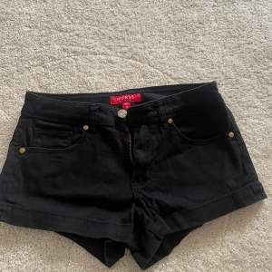 Fina shorts till sommaren och 3 st sportlinnen helt nya! Säljs tillsammans 