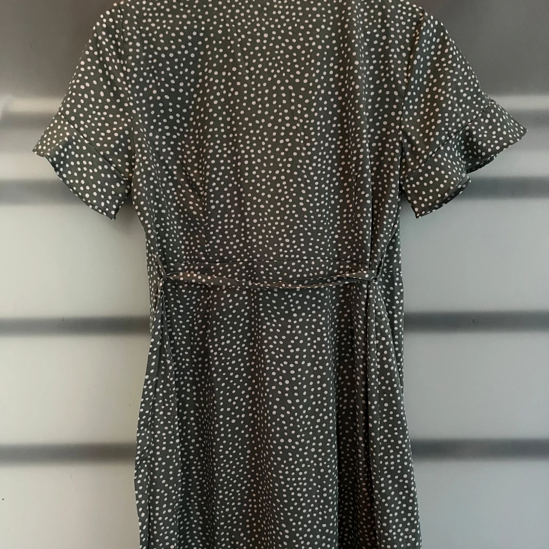 Grön prickig klänning  - 1