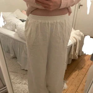 Linne byxor - Säljer dessa linnebyxor från NA-KD, knappt använda och de har dessutom fickor på sidorna. Perfekt till sommar 😍💘