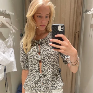 Leopard blus - Endast använd 2 gånger, köpt i barcelona. Perfekt nu till våren💗