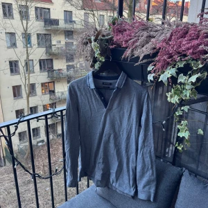 Grå pikétröja från Massimo Dutti - Fint begagnat skick, kolla sista bilden för mättningar, uppskattar storleken att vara mellan S-M nypris på någon tusenlapp så passa på inför sommaren och våren!🤩  Köp gärna i bundles för att underlätta i frakt och på detta vis blir jag mer flexibel i pris! Våga buda! 🚚🤝