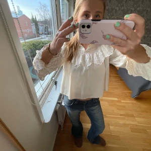 Blus other stories - Säljer denna fina blusen köpt på Sellpy, men endast användt sparsamt av mig så i fint skick! Storlek 36 och sitter bra på mig som är 165 cm❤️