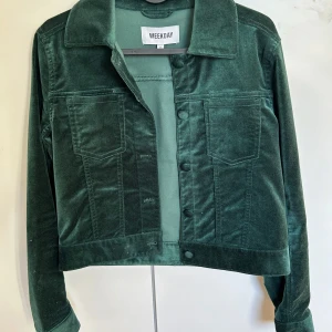 Jacka - Säljer min mörkgröna mocka jacka från weekday i storlek 34. Är i bra skick och är endast använd ett fåtal gånger. Funkar som både jacka eller som tjockare tröja inomhus. Hör av dig vid intresse eller frågor!