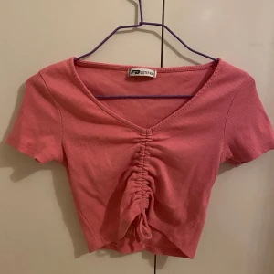 Rosa ribbad topp från Sisters Point - Söt rosa ribbad topp från Sisters Point. Toppen har en v-ringad design med knytning framtill.
