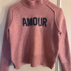 Rosa stickad tröja från Zadig & Voltaire - Så snygg rosa stickad tröja från Zadig & Voltaire med tryck och hög krage!🩷Från barnavdelningen men skulle säga motsvarar typ xxs