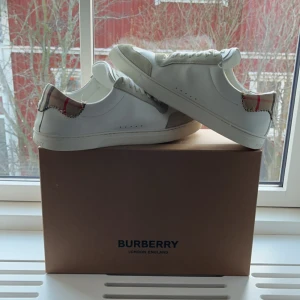  Burberry skor - Unika burberry skor som funkar till precis allt. Finns ett litet svart märke på höger sula,          (se bild 3). går säkert bort med nån sko-rengöringsprodukt. Box + dustbag medföljer. Köptes för 2199kr.