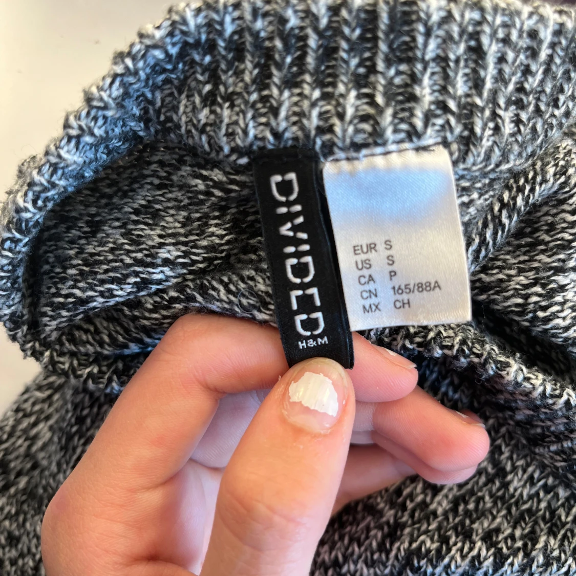 Grå stickad tröja från Divided - 1