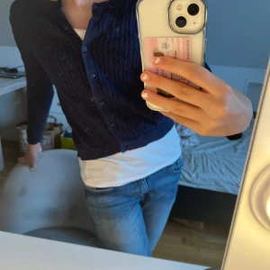 Mörkblå ribbad kofta - Säljer en snygg mörkblå kofta med ribbad struktur och knappar framtill. Perfekt för lager-på-lager och ger en stilren look. Passar bra till både jeans och kjol. 💗