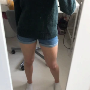 Shorts - Säljer ett par blåa highwaist shorts i strl. XS från Gina Tricot. Köptes våren 21 och använd till sommaren 21. Har de senaste åren bara legat i garderoben.