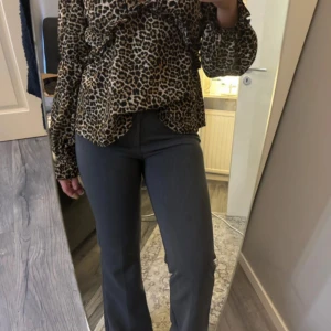 Grå kostymbyxor - Kostymbyxor från Bershka Supersnygga och bra material Små i storleken, passar en 38a men står storlek 40 Köpta för 379 cirka 2 månader sen men knappt använda