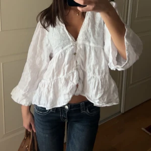 Vit blus med volanger - (Endast intressekoll) En vit blus i linne material💗✨🌟