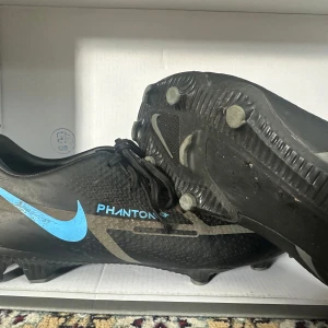 Helt nya Nike Mercurial fotbollsskor storlek 40 - Säljer ett par  Nike Mercurial fotbollsskor i storlek 40. Perfekta för spel på gräs, ger bra grepp och komfort. 	•	Märke: Nike 	•	Modell: Mercurial (osäker på exakt modell) 	•	Färg: Svart med röda detaljer 	•	Skick: använd ett tag  	•	Storlek: 40  Finns att hämta i [hässleholm]. Kan skickas mot fraktkostnad.  Pris: 700 kr (kan diskuteras vid snabb affär)  Skicka PM om du är intresserad!