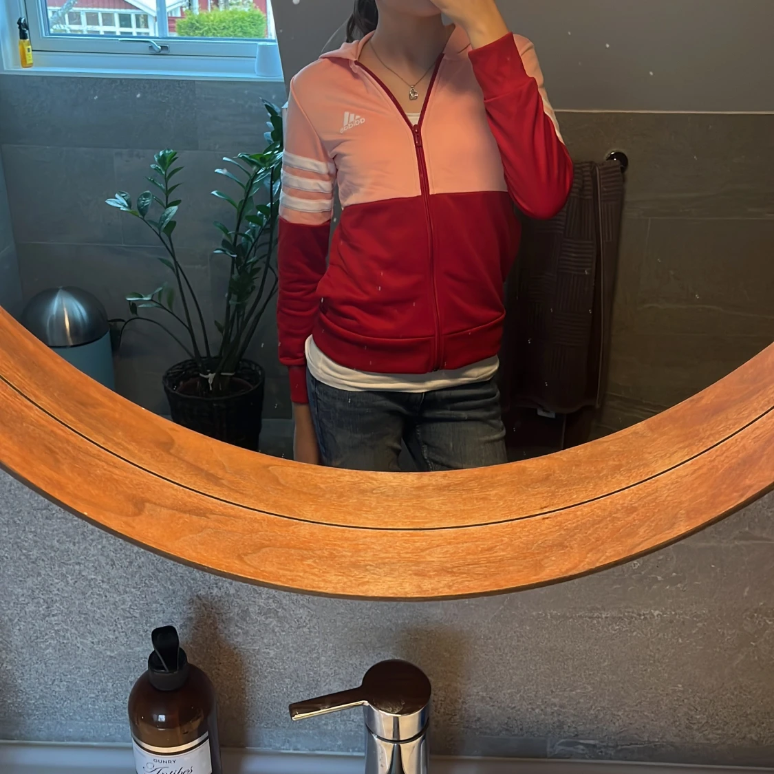 Röd och rosa huvtröja från Adidas