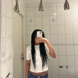 Vit kortärmad stickad t-shirt - Säljer en klassisk vit kortärmad stickad t-shirt. Perfekt basplagg som passar till allt. Enkel och stilren design.