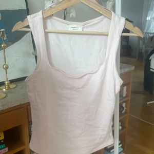 Ljusrosa linnetopp från Gina Tricot - Säljer en ljusrosa linnetopp från Gina Tricot. Toppen är ärmlös och har en enkel, stilren design som passar perfekt till sommaren. Materialet är mjukt och bekvämt, vilket gör den idealisk för varma dagar.