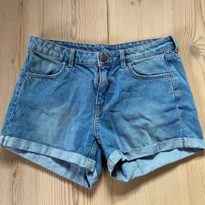 Jeans shorts - Säljer ett par ljusblå jeansshorts från H&M i storlek 38/M. Nästan aldrig använda så i väldigt bra skick.