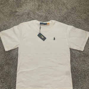 Vit t-shirt från Polo Ralph Lauren - Helt ny, skick 10/10, aldrig använd. Stor i storleken