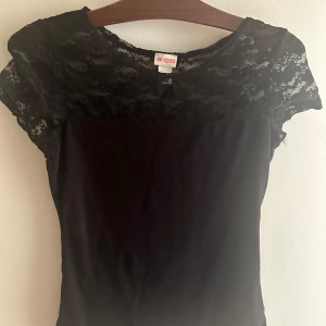 Spets-topp - Toppen säljs inte längre och därav det lite högre priset. Den är perfekt till fest men även till vardags💕säljer pga att den ej kommer till användning. Sömmen är lite lös på höger sida annars inga märkvärdiga defekter. Skulle säga att den passar xxs-m💖