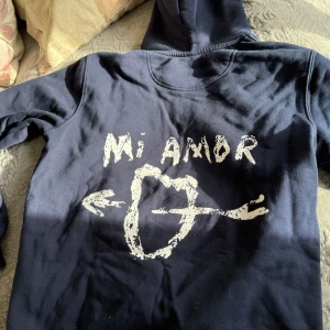 Mi Amor hoodie  - Säljer min fina hoodie från Mi Amor 💘 använd fåtal gånger så den är i mycket fint skick!! Storlek M men passar S-L. Tryck gärna på köp nu 