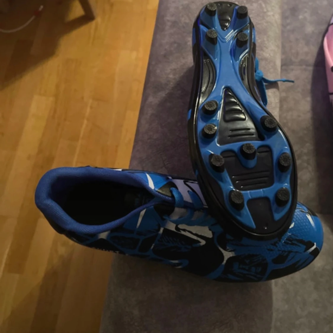 Blå och svarta fotbollsskor - 2