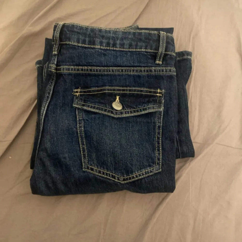 Snygga mörkblå jeans från Kappahl med klassisk femficksdesign och knappdetalj på bakfickan. Perfekta för en avslappnad stil.. Farkut & Housut.