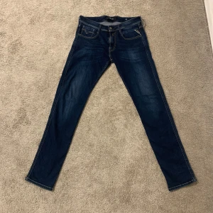 Replay jeans  - Säljer ett par snygga mörkblå jeans från Replay.                                                                                 Storlek:W30 L32