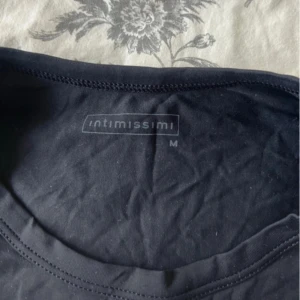 Svart t-shirt från Intimissimi - Svart t shirt, intimissimi ’shape’. Knappt använd!
