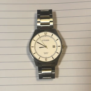 Silverfärgad klocka från Citizen - Stilren silverfärgad klocka från Citizen. Perfekt för både vardag och speciella tillfällen.