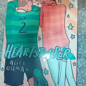 heartstopper 2 - Heartstopper bok 2, på svenska:) Ser inga problem själv, typ som ny... tror jag! Katten ingår inte i köpet.