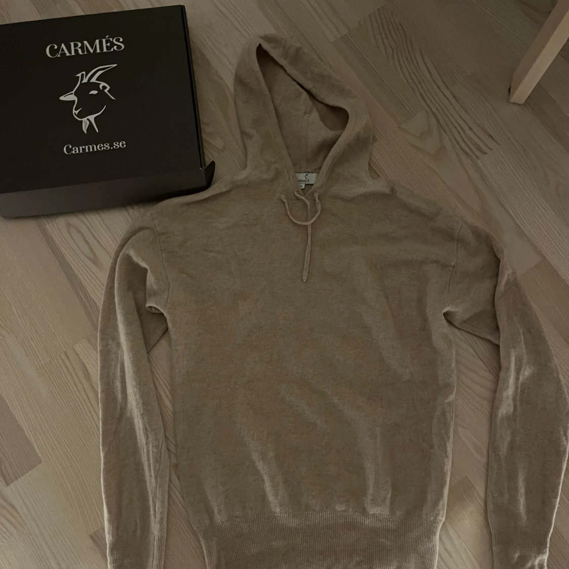 Beige hoodie från Carmes