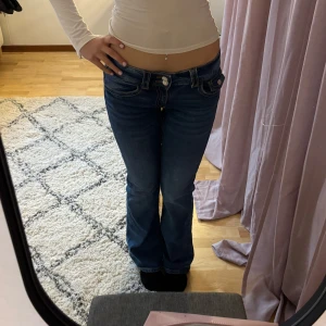 Blå jeans med bootcut - Säljer mina mörkblåa lågmidjade från Gina Young då jag inte har användning för de. Jag är 163cm och sitter perfekt i längden fast lite tajta i midjan men kan vara för dom aldrig är använda.💓💓