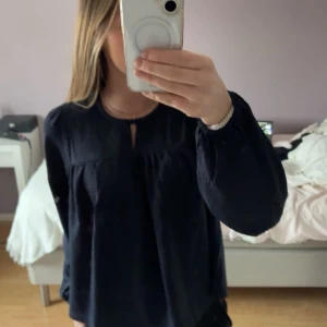 Svart blus med lång ärm - Säljer en superfin blus, skriv för flera bilder 