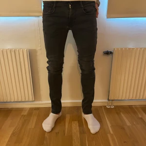 Replay anbass  - Ett par riktigt feta replay anbass, w29, l32, midja 38, längd 107, passar perfekt för dig som söker nya jeans till ett bra pris, skick 9/10, tveka inte att höra av dig vid frågor
