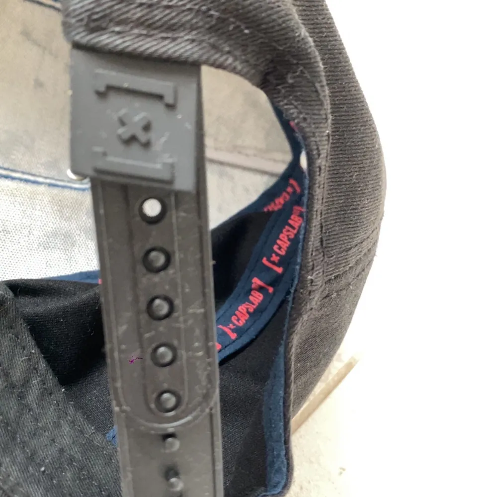 Snygg svart keps med ett coolt motiv framtill. Kepsen har en justerbar rem baktill för perfekt passform. Perfekt för att ge din outfit en extra touch!. Asusteet.